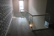 Treppe mit Glasgeländer