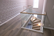 Treppe mit Glasgeländer