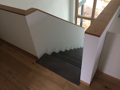 Betontreppe mit Holzabdeckung